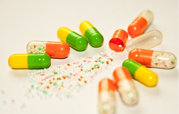 The color of the capsule shell is different from that of the cap and section