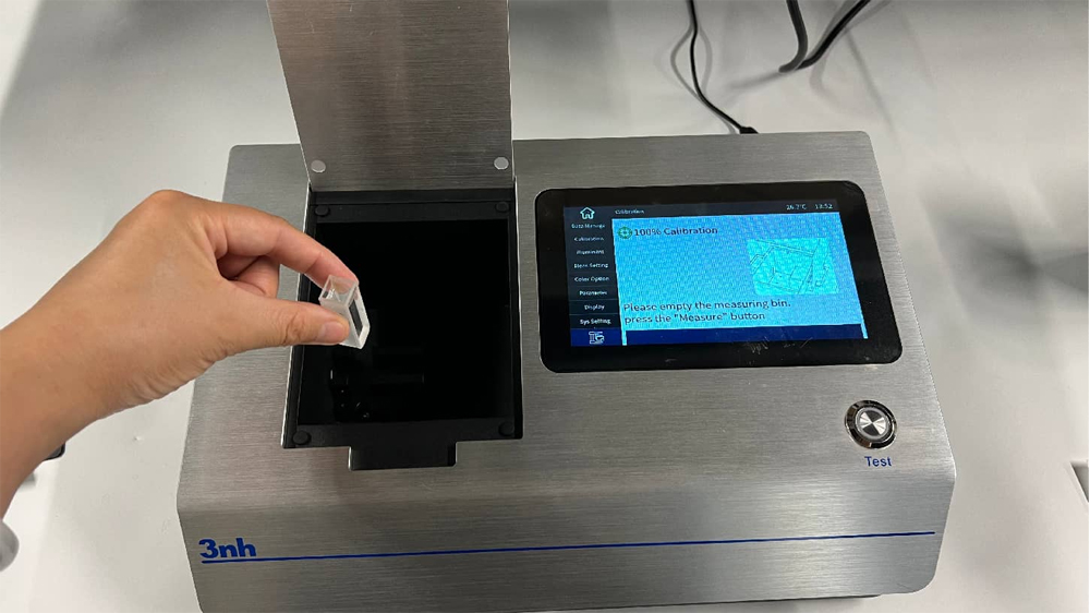 Fill a clean 10 mm quartz cuvette